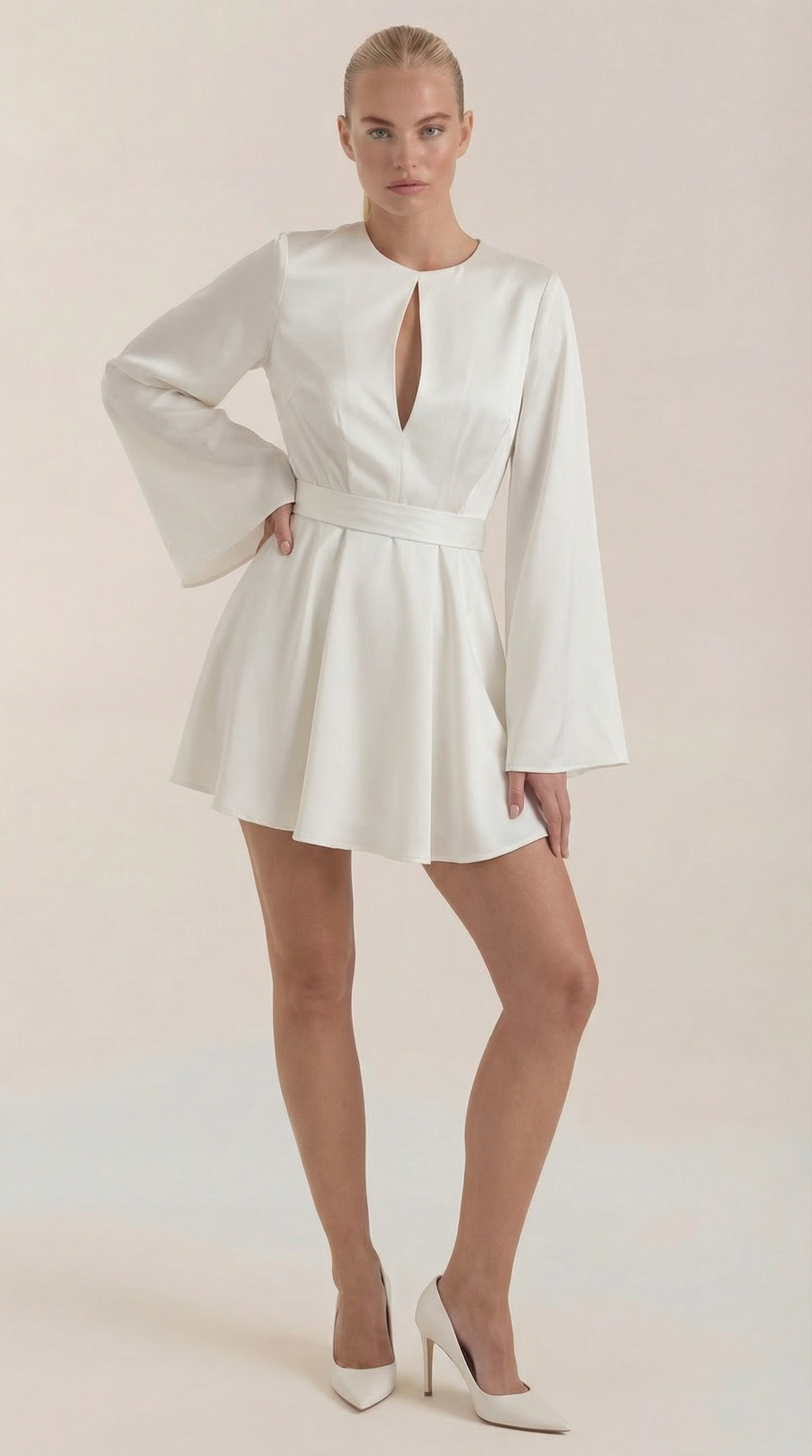 Vestido mini con diseño fluido