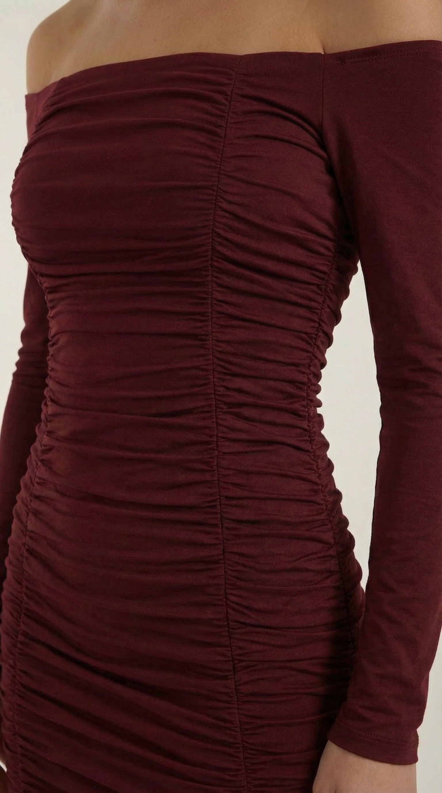 Vestido mini ajustado con diseño elegante