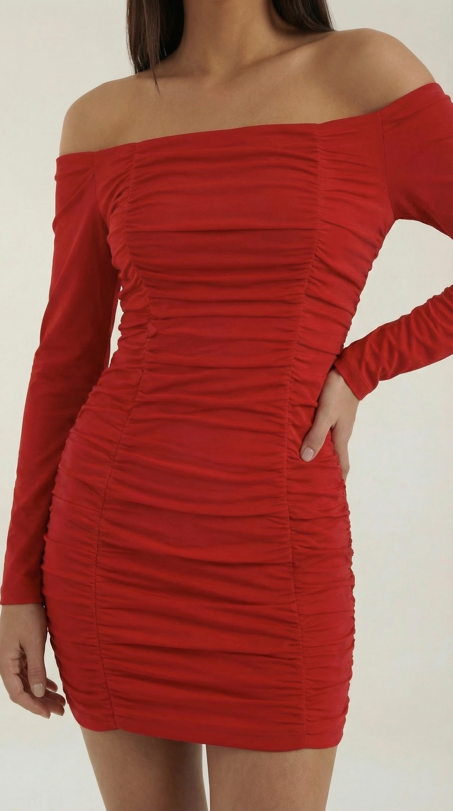 Vestido mini ajustado con diseño elegante